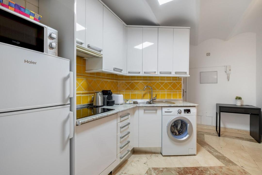 2 Bedroom 1 Bathroom Furnished - Sol - Cozy Vintage - Mintystay Мадрид Екстериор снимка