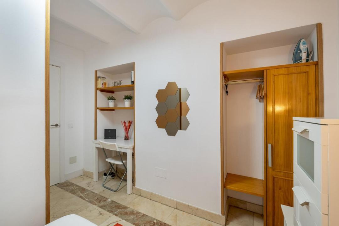 2 Bedroom 1 Bathroom Furnished - Sol - Cozy Vintage - Mintystay Мадрид Екстериор снимка
